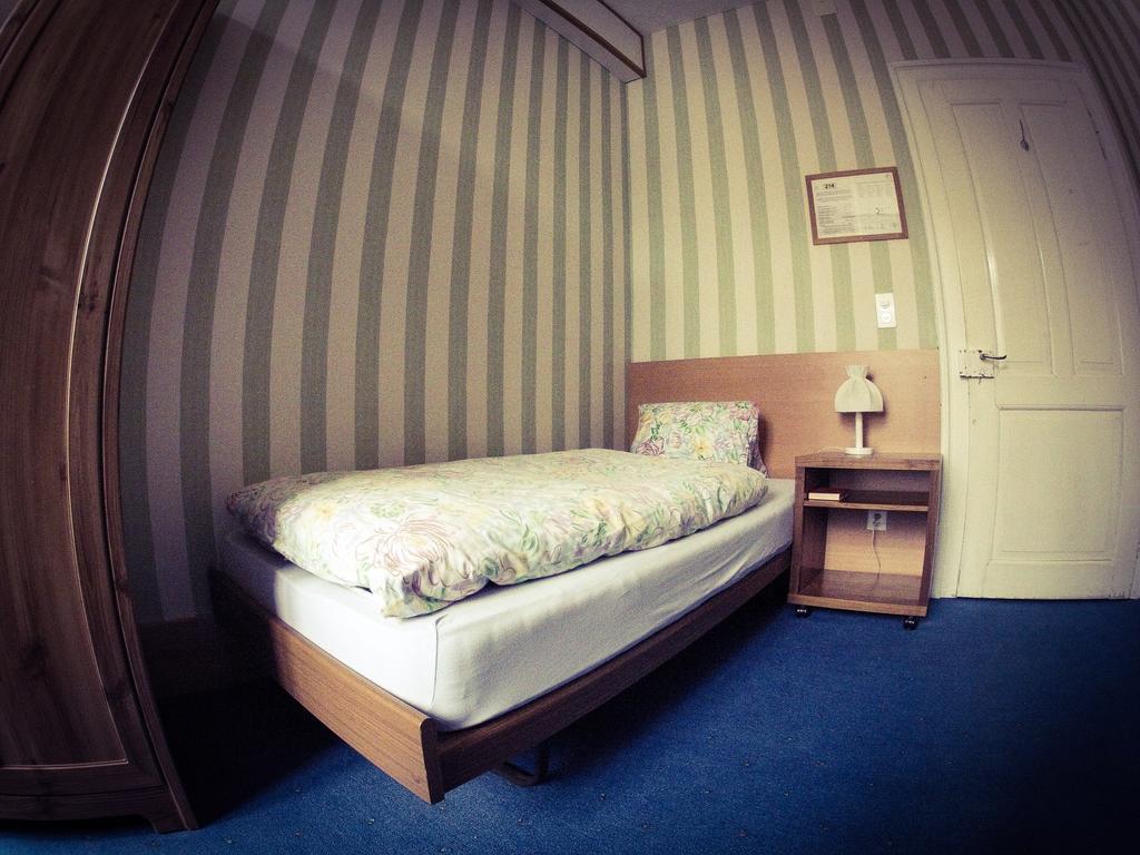 Basicrooms Hotel Unterseen Quarto foto