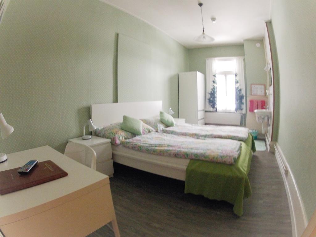 Basicrooms Hotel Unterseen Quarto foto